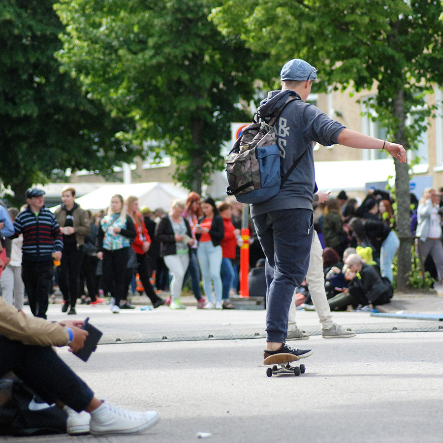 Salpauksen opiskelijoita ulkotapahtumassa, etualalla skeittari.