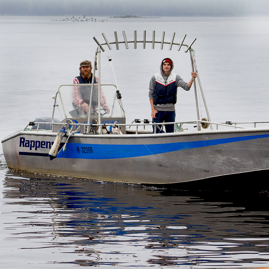 Kalanviljelijaopiskelijat veneessä.