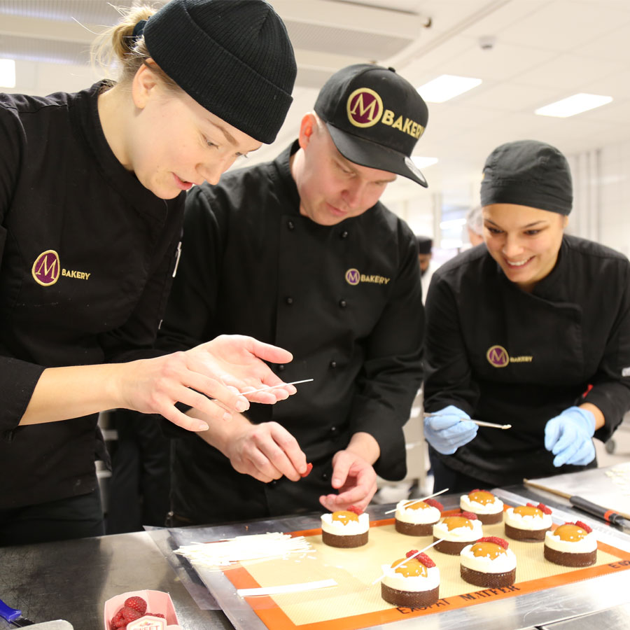 Leipomon työntekijät Salpauksen järjestämässä kakkukoulutuksessa.