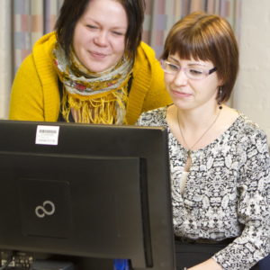 Kaksi naista katsomassa tietokonetta