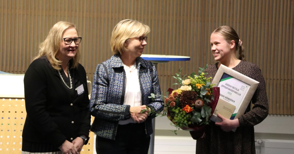 Oppisopimusosaajat ry:n puheenjohtaja Anna Mari Leinonen ja opetusministeri Anna-Maja Henriksson onnittelevat vuoden yrittäjä-oppisopimusopiskelijaksi valittua Saana Mönkköstä.