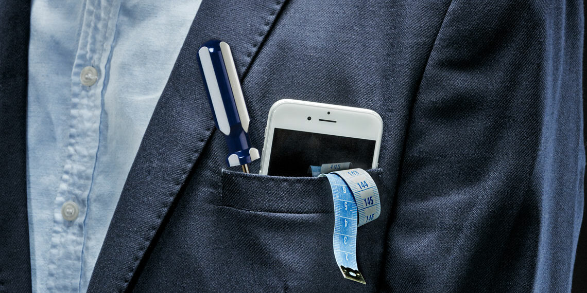Kännykkä, ruuvimeisseli ja mittanauha puvuntakin taskussa