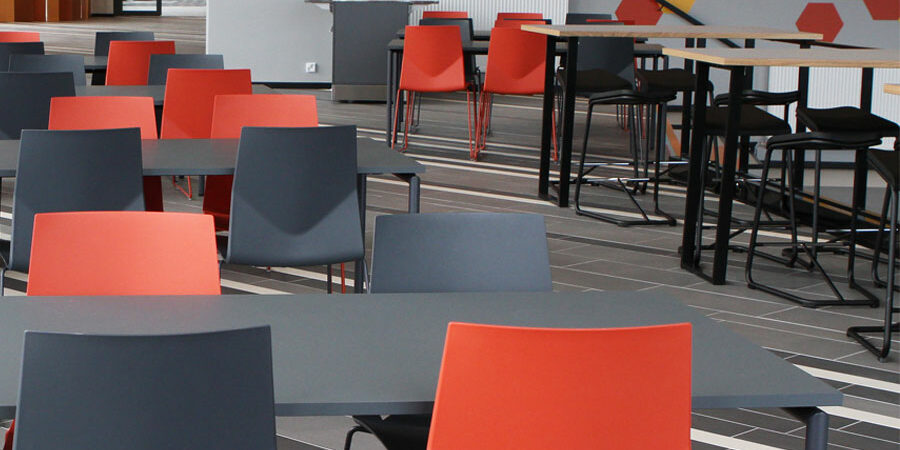 Vipusenkadun opiskelija- ja henkilöstöravintolan pöytiä ja tuoleja.