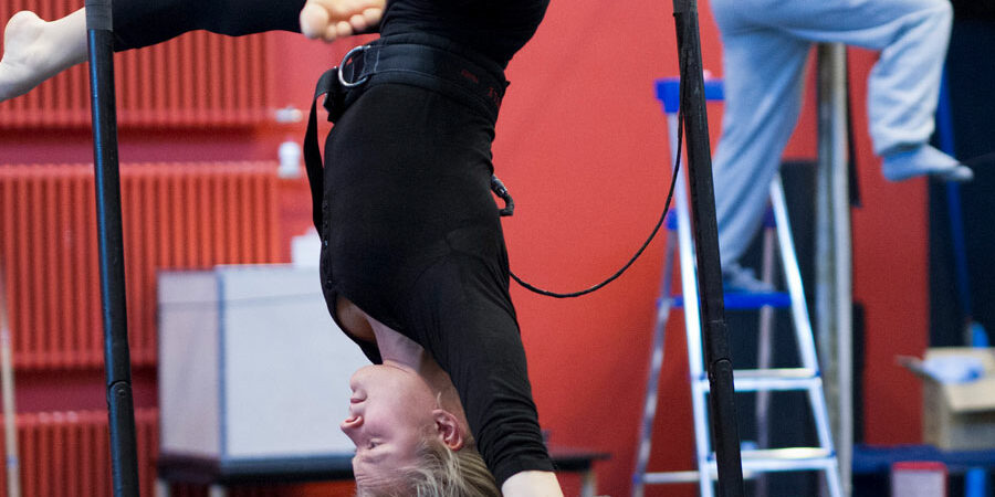 Sirkusartistiopiskelija harjoittelee akrobatiaa.