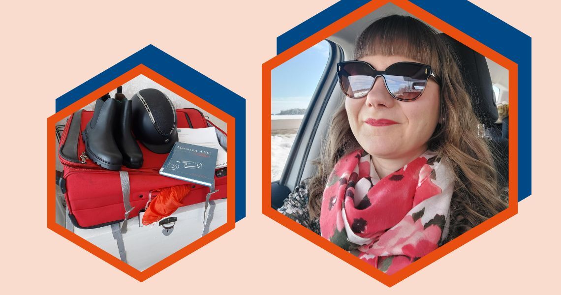 Kollaasi, jossa on kaksi kuusikulmaista kuvaa. Vasemmalla: Punainen matkalaukku mustilla saappailla, matkaopas ja hattu. Oikealla: Henkilö aurinkolasit ja kukkahuivi, hymyilevä istuessaan autossa.