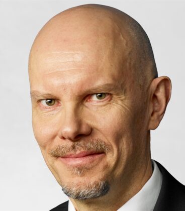 Koulutuskeskus Salpauksen toimitusjohtaja Martti Tokola, kaljupäinen mies jolla puku päällä.